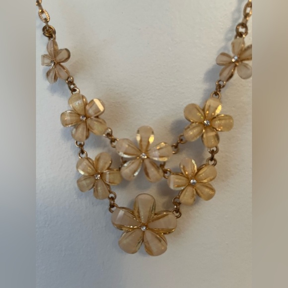 New in box Handmade Floral Necklace in Gold and Cream - Picture 6 of 11